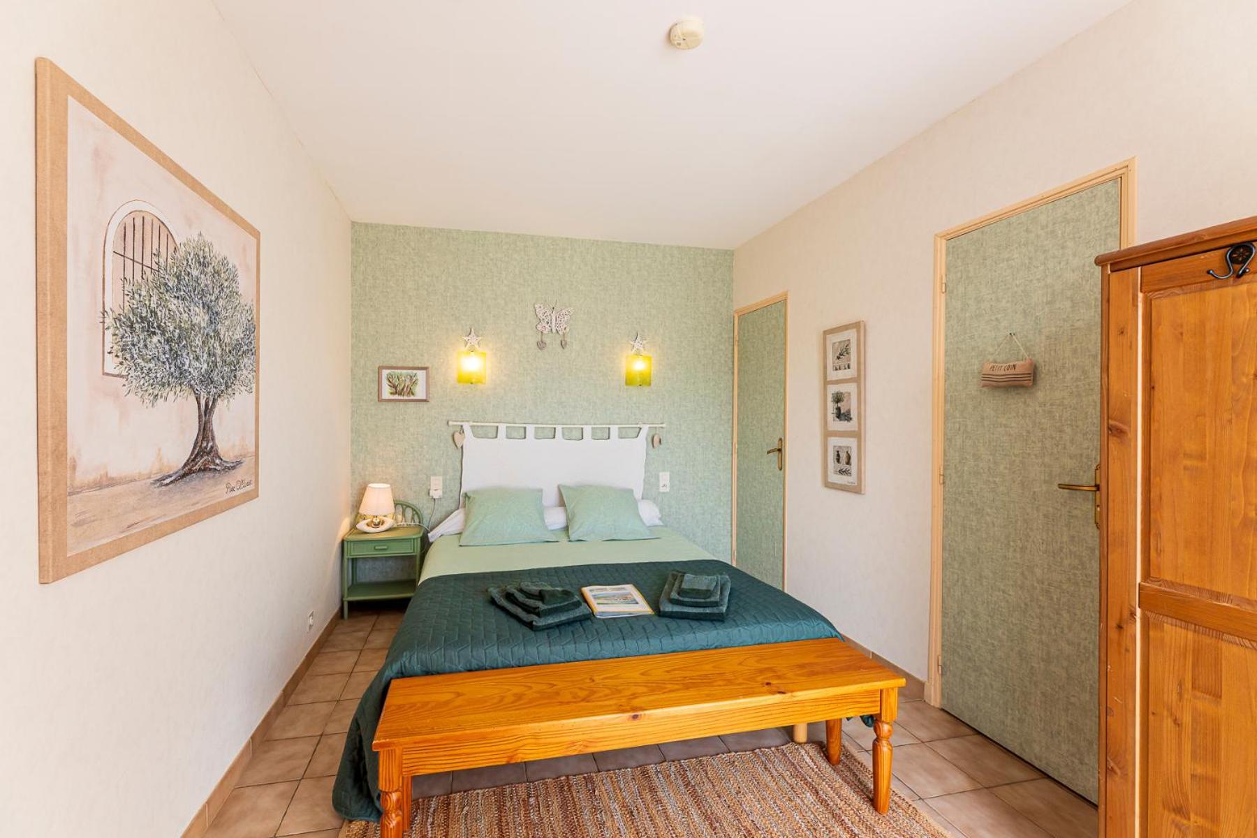 La Bastide Des Roses Bed & Breakfast Saint-Julien-d'Asse Bagian luar foto